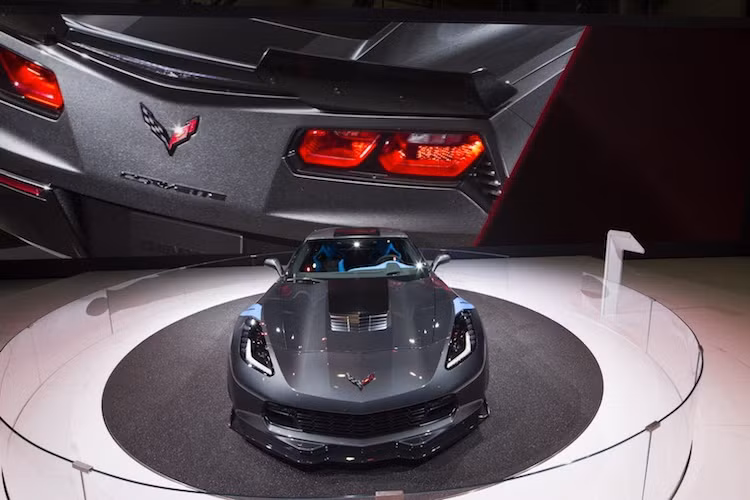 Dù vẫn sở hữu động cơ LT1 6.2l V8 nạp khí tự nhiên 460 mã lực như các phiên bản thường nhưng nhờ có chassis được cân chỉnh kỹ càng và hệ thống làm mát được nâng cấp, chiếc xe có khả năng hoạt động hiệu quả hơn. Theo Chevrolet, những cải tiến này đã được "bê nguyên" từ phiên bản Z06 cao cấp xuống.