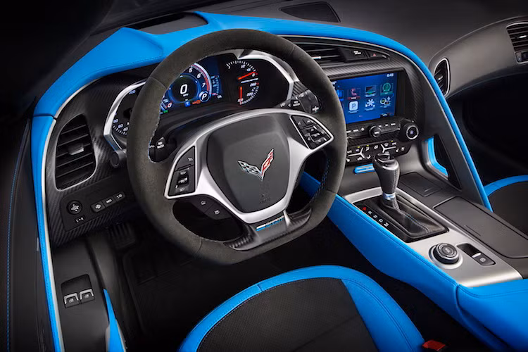 Dù là một mẫu xe hướng tới trải nghiệm lái nhưng mẫu siêu xe Corvette Grand Sport vẫn có cabin sang trọng và tiện nghi với nội thất bọc da/alcantara và hệ thống thông tin giải trí hiện đại.