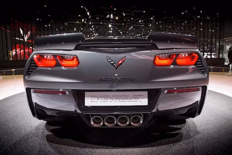 Tại Mỹ, Chevrolet Corvette Grand Sport có giá khởi điểm từ 66.445 USD (tương đương 1,51 tỷ đồng). Đây là một mức giá khá rẻ nếu so với một số đối thủ tương tự tới từ châu Âu, chẳng hạn như Porsche 911R hay 911 GT3. Giống như các năm trước, gần như chắc chắn Corvette Grand Sport sẽ chỉ xuất hiện tại thị trường Việt Nam dưới dạng tạm nhập tái xuất và không được phân phối chính thức.