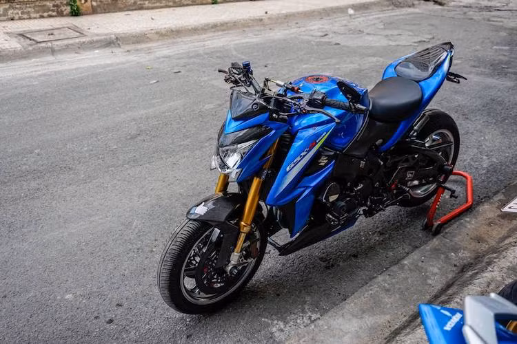 Một điểm đặc biệt trên chiếc xe môtô GSX-S1000 độ này là cặp mâm nguyên bản 3 cánh xoắn của xe đã được thay bằng mâm Marchesini M7RR. Có thiết kế 7 cánh xoắn đặc trưng, tuy nhiên dòng M7RR dành cho xe đua chuyên nghiệp với đường kính 16,5 inch thay vì 17 inch như M7RS cho xe dân dụng. Cả 2 lốp xe trước sau đều là loại Michelin Power One.