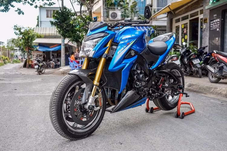 Nằm cùng phân khúc với Honda CB1000R và Kawasaki Z1000 nhưng tại Việt Nam nhưng tại Việt Nam, mẫu xe môtô Suzuki GSX-S1000 chưa bao giờ có được độ phổ biến như 2 đối thủ đồng hương. Mặc dù vậy, mẫu xe này vẫn được nhiều biker Việt đánh giá cao bởi cảm giác điều khiển thú vị, vừa với khổ người châu Á và giá bán không quá đắt.