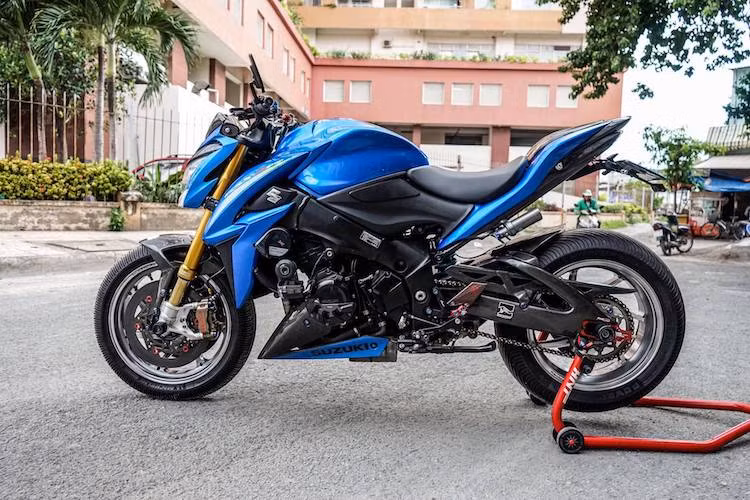 Để chiếc GSX-S1000 của mình trở nên đẳng cấp và đẹp mắt hơn, một người chơi xe tại miền Nam đã đầu tư một số tiền lớn vào để trang bị cho chiếc xe những phụ tùng "hàng hiệu", khiến mẫu naked bike nhà Suzuki trở nên hấp dẫn không thua kém các đối thủ.