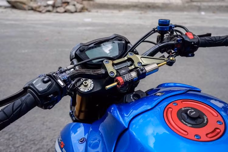 Nằm ở phía trên ghi-đông của chiếc xe là một loạt các phụ tùng cao cấp, bắt đầu từ cây trợ lực Matris kèm pad CNC. Ở bên trái tay lái là cùm phanh Brembo Billet bình dầu Evotech RT02 và bao tay Spider.