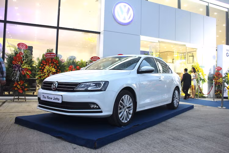 Vào cuối tháng 10 năm ngoái, mẫu sedan Volkswagen Jetta 2017 thuộc phân khúc xe hạng C đã lần đầu tiên được ra mắt tại thị trường nước ta. Với việc Volkswagen mở showroom mới tại Hà Nội, tới nay Jetta mới chính thức tiếp cận với các khách hàng Thủ đô. Mẫu xe này sẽ trực tiếp cạnh tranh với Toyota Corolla Altis, Honda Civic và một số xe Hàn khác như Hyundai Elantra hay Kia Cerato.