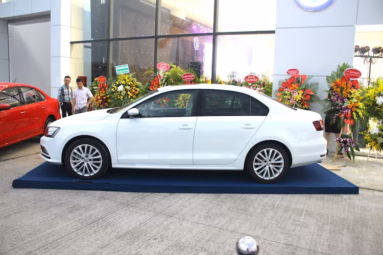 Với hệ động lực này, Volkswagen Jetta sẽ có thể tăng tốc từ 0-100 km/h trong 8,3 giây và tốc độ tối đa đạt 221 km/h. Theo Volkswagen, mức tiêu thụ nhiên liệu trong điều kiện hỗn hợp thành phố - cao tốc của phiên bản Jetta 1.4 này là 6,2 lít xăng/100 km. Tại thị trường ôtô Việt Nam, Jetta của Volkswagen niêm yết giá 990 triệu đồng.