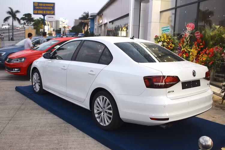 Phần thân của Jetta cũng gợi lên sự đơn giản nhưng khỏe khoắn nhờ các đường nét gãy gọn. Trong khi đó, đuôi của Jetta sử dụng đèn hậu khá giống các mẫu xe Audi. Sự trùng hợp này không phải ngẫu nhiên, khi Volkswagen hiện đang sở hữu Audi. Bộ mâm thiết kế nhiều nan cũng góp phần làm tăng vẻ sang trọng cho chiếc xe.