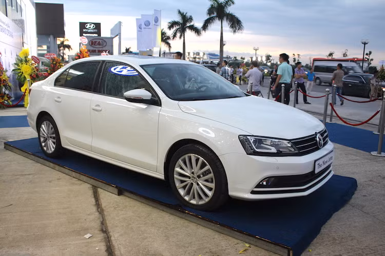 Jetta là mẫu sedan hạng C rất nổi tiếng và lâu đời của hãng xe Đức "bình dân" Volkswagen, có lịch sử từ 1979 và hiện đã bán được tới hơn 15 triệu xe trên toàn cầu. Đây là một tên tuổi rất quen thuộc trong phân khúc sedan hạng C trên Thế giới, nhưng lại khá xa lạ đối với người Việt Nam. Gần đây nhất, Volkswagen Jetta 2017 cũng vừa được ra mắt tại Malaysia.