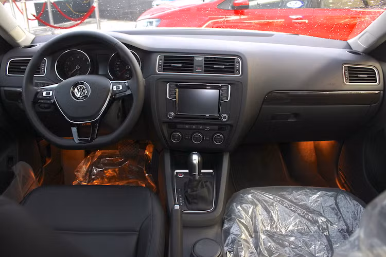 Thuộc thế hệ mới nhất, mẫu sedan Jetta phiên bản 2017 sở hữu nội thất khá sang trọng và tiện nghi với màn hình hệ thống thông tin giải trí cảm ứng 7 inch, kết nối Bluetooth, trình chiếu màn hình điện thoại hoặc tablet qua kết nối Mirror Link... Tuy nhiên bảng táp-lô của xe có thiết kế khá "già" và không hấp dẫn bằng các đối thủ hiện đại như Mazda 3.