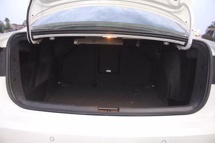 Bên trong khoang hành lý, mẫu xe sedan Jetta mới có tổng thể tích khá lớn là 510 lít. Với hàng ghế sau gập 60/40, thể tích khoang hành lý còn có thể tăng lên cao hơn nữa.