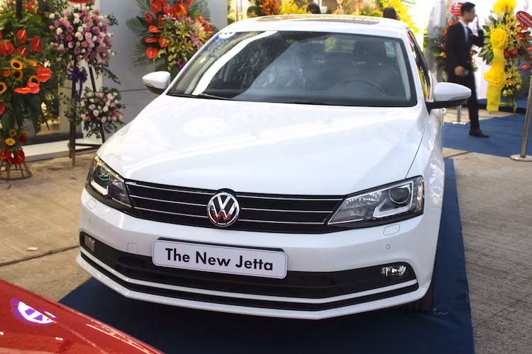 Với mong muốn mở rộng tầm ảnh hưởng của thương hiệu, Volkswagen chuẩn bị tung ra chiếc Jetta thế hệ thứ 6, được ra mắt lần đầu từ năm 2011. Tương tự các dòng xe khác của Volkswagen, Jetta sở hữu thiết kế đơn giản nhưng sang trọng với lưới tản nhiệt có các thanh ngang phía trước, nối liền với cụm đèn pha sử dụng công nghệ LED hiện đại.