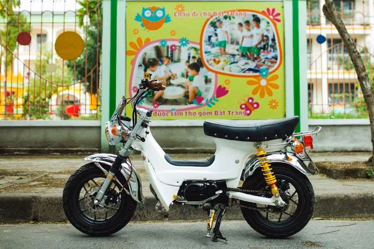 Phần thân xe nguyên bản bằng thép dập của Chaly không có bất kỳ sự thay đổi gì. Trong khi đó, bộ yên nguyên bản của xe đã được thay bằng yên võng độ theo phong cách Nhật, với bề mặt vân con thoi và những chiếc đinh tán mang vẻ cổ điển. Cặp chắn bùn mạ chrome cũng là một điểm nhấn của chiếc xe.