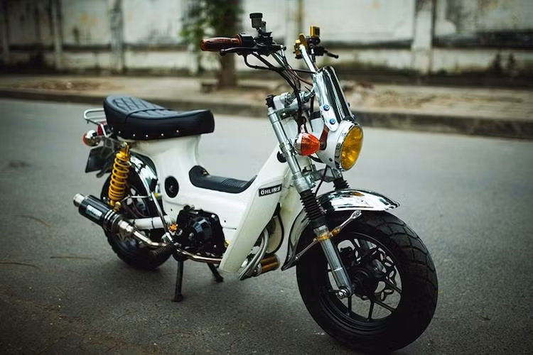 Mẫu xe số minibike Honda Chaly 50 vốn thường dành cho các bà, các chị "đi chợ" đã trở thành chiếc "xe chơi" đầy phong cách khi được xưởng độ MTK tại Hà Nội "dọn" lại.