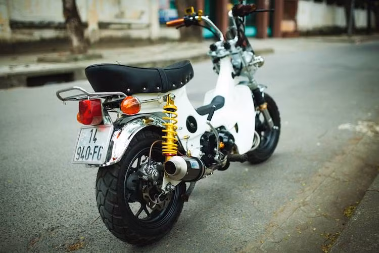 Với cây pô LeoVince, tiếng nổ của động cơ cũng trở nên ấn tượng hơn. Trong khi đó, cặp phuộc sau đã được nâng cấp bằng phuộc độ với màu vàng bắt mắt. Giống như bánh trước, bánh sau cũng được nâng cấp lên phanh đĩa.