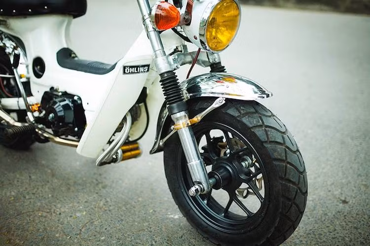 Vốn được trang bị mâm thép dập ghép từ 3 mảnh đặc trưng và hệ thống phanh đùm cho cả 2 bánh, tuy nhiên chiếc xe máy Honda Chaly này đã trở nên khỏe khoắn hơn khi sở hữu cặp vành đúc 5 cánh kép của Honda MSX125. Kèm theo cặp vành là bộ lốp với gai lớn khỏe khoắn.