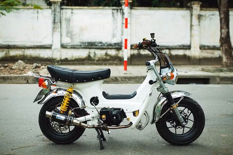 Ở dạng nguyên bản, chiếc Chaly được trang bị động cơ SOHC 2 van 50 cc với 3 cấp số được chia sẻ với Honda Super Cub. Tuy nhiên để khiến chiếc xe "lực" hơn trong khi vẫn giữ được cảm giác lái nhẹ nhàng, dễ điều khiển, xưởng độ đã nâng dung tích động cơ lên 70 cc và 4 số.