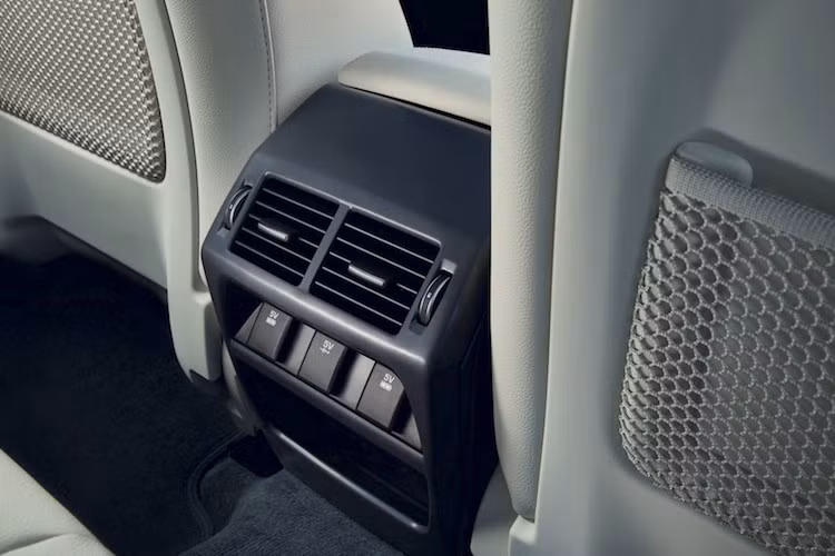 Nội thất của xe cũng đã được Jaguar thiết kế hướng tới sự tiện dụng với 2 hộc để điện thoại cùng một loạt các ngăn chứa đồ khác. Khách hàng có thể đặt tối đa 5 cổng sạc USB (2 trước, 3 sau) và 4 ổ điện 12V để sạc cùng lúc 8 thiết bị di động khác nhau.