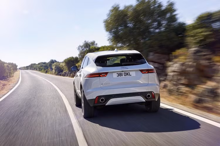 Tại thị trường Mỹ, giá bán khởi điểm của Jaguar E-Pace là 38.600 USD (tương đương 877 triệu đồng). Chiếc xe sẽ chính thức được bán ra từ đầu năm 2018.