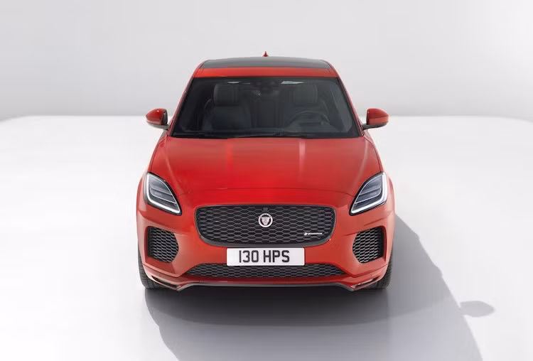 Không chỉ đơn giản là bản thu nhỏ của F-Pace, E-Pace đã được Jaguar thiết kế hướng tới sự thể thao, năng động khi các khách hàng thuộc phân khúc C thường là những người trẻ. Ở phía trước, chiếc xe có lưới tản nhiệt rộng ngang và thẳng đứng đặc trưng Jaguar, nhưng lại sở hữu cụm đèn pha LED kéo về phía sau và cản trước "ngầu" như xe thể thao F-Type.