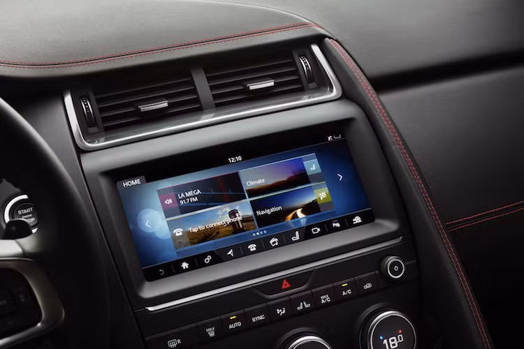 Tùy từng phiên bản, chiếc xe sẽ được trang bị hệ thống thông tin giải trí Touch Pro với màn hình cảm ứng 10 hoặc 12 inch, cùng với 2 lựa chọn dàn âm thanh hi-end Meridian khác nhau. Người mua xe còn có thể đặt hàng tùy chọn bộ phát wifi sử dụng SIM 4G LTE với khả năng hỗ trợ 8 thiết bị kết nối cùng lúc.