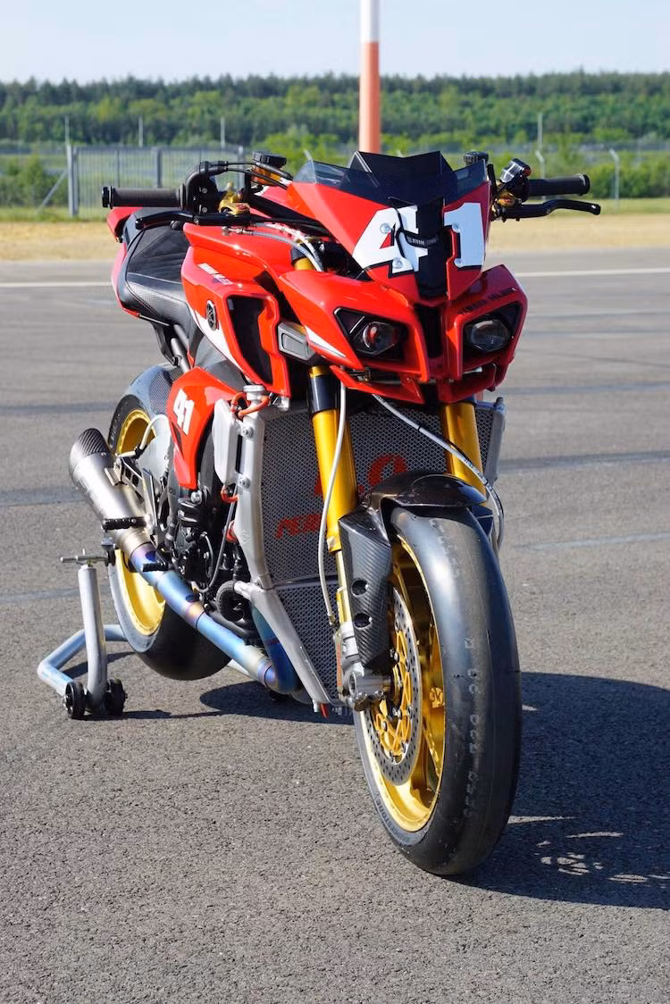 Thay vì phuộc KYB USD nguyên bản, chiếc MT-10 của Yamaha Klein đã được độ cặp phuộc Ohlins FGR300 theo chuẩn xe đua WSBK. Chưa dừng lại ở đó, hệ thống phanh trước của chiếc xe cũng đã được nâng cấp xứng tầm bằng cặp heo Brembo HP 4 piston và đĩa Brembo.