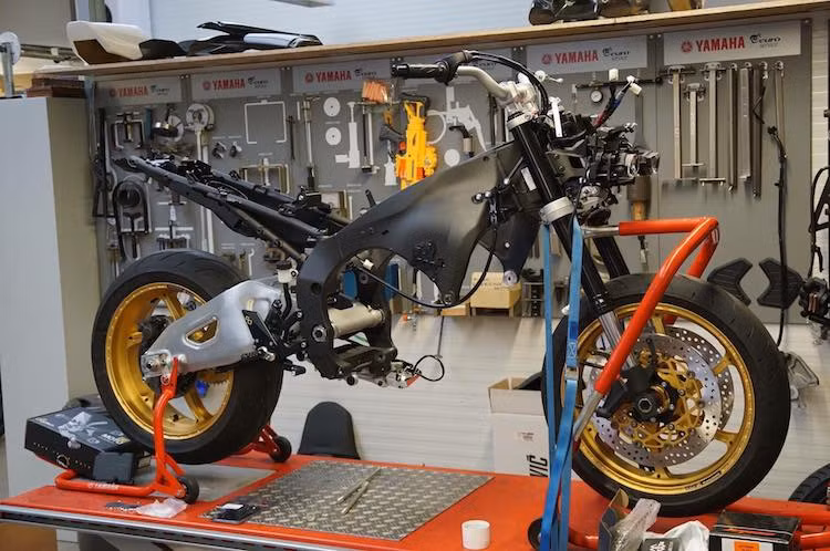 Với mong muốn tạo ra một chiếc MT-10 đậm chất thể thao và "nhân tiện" quảng cáo cho hoạt động kinh doanh của mình, đại lý Yamaha Klein tại Đức đã tiến hành tạo ra một bản độ "siêu khủng" từ chiếc naked bike này. Được độ lại từ A tới Z, chiếc MT-10 của Yamaha Klein đã có hiệu năng ấn tượng hơn nhiều so với xe nguyên bản.