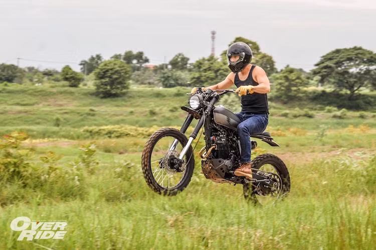 Sau khi hoàn thành, toàn bộ thân xe đã được K-Speed sơn lại trong màu đen mờ mạnh mẽ, kết hợp với các mảng họa tiết màu xanh bộ đội trên bình xăng. Mẫu xe "cào cào" Honda XR250 sau khi được độ lại đã mang phong cách của những chiếc môtô địa hình cổ điển, đồng thời có ngoại hình cực "ngầu" khi mang một chút hơi hướng quân sự.