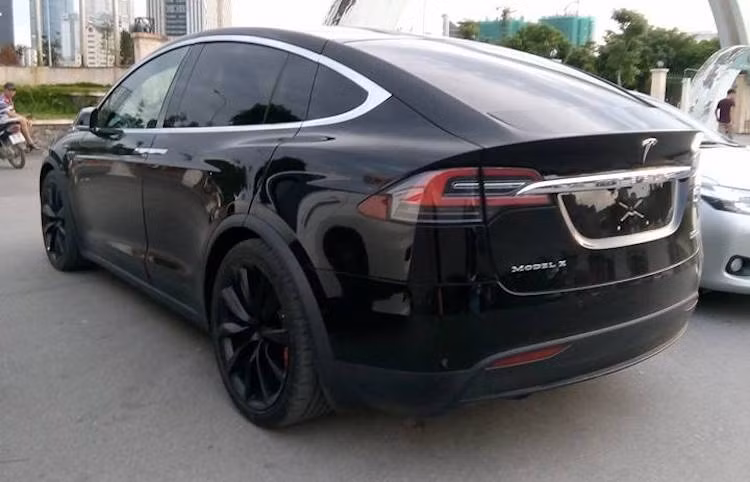 So với những chiếc SUV truyền thống, Model X không có quá nhiều điểm khác biệt, ngoại trừ phần đầu không có lưới tản nhiệt và vòm mui thuôn dần về phía sau, mang hơi hướng crossover-coupe. Mối liên hệ giữa Model X với Model S càng trở nên rõ rệt ở phía sau xe, với phần đuôi được thiết kế tương tự.