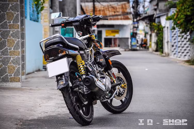 Mẫu xe số phổ thông với kiểu dáng nhã nhặn Honda Dream II Thái Lan đã có vẻ ngoài khỏe khoắn và thể thao hơn sau khi được người chơi xe tại Việt Nam độ lại theo phong cách độ kiểng.