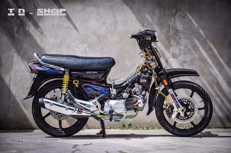 Không chỉ được những người dân thường ưa chuộng, Dream II còn thường xuyên được các biker đam mê xe độ lại theo phong cách kiểng hoặc trở thành "xe đấu" với tốc độ "vũ bão". Vốn có kiểu dáng bên ngoài khá "già dặn", chiếc Dream II đã trở nên thể thao hơn khi được một biker Việt độ kiểng lại.