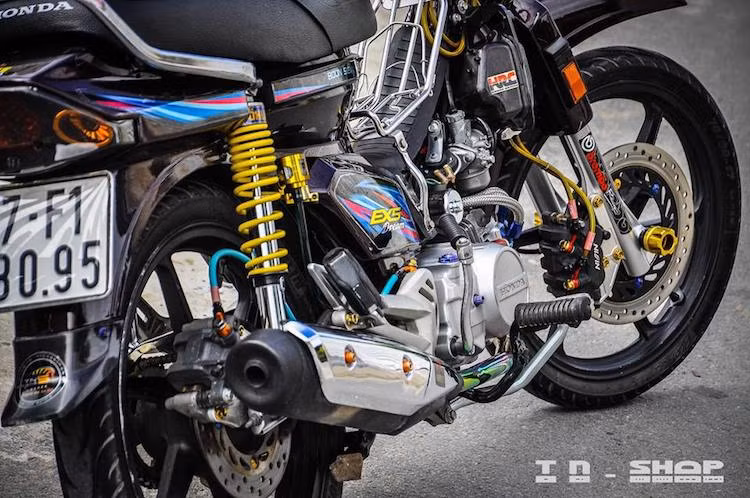 Khí thải của động cơ được dẫn qua cây pô Honda Future 125 đã được móc lại để cho âm thanh ấm hơn. Ở phía sau, chiếc xe cũng đã được nâng cấp lên phanh đĩa, đồng thời còn có phuộc ống lồng nguyên bản thay bằng phuộc Wave Nice Thái Lan với lò xo vàng nổi bật.