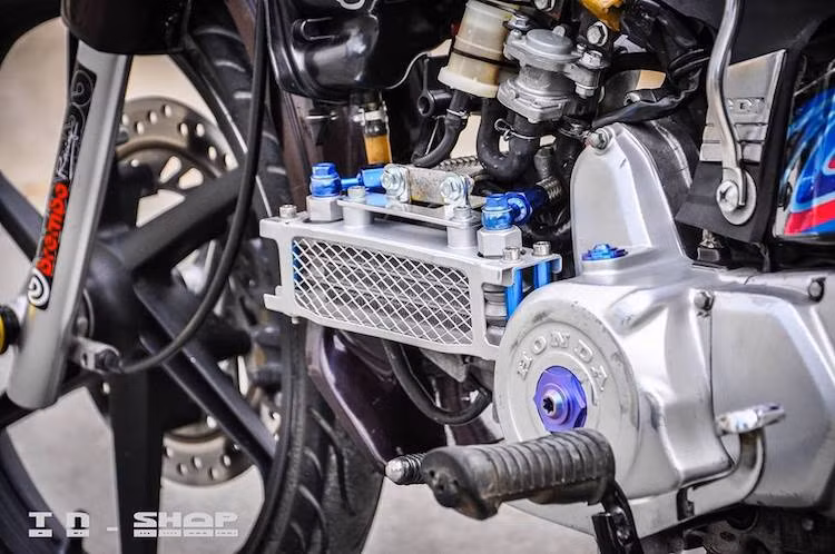 Ở dạng nguyên bản, động cơ của chiếc Dream II có dung tích thực chỉ 97 cc nhưng trên bản độ này, nhờ có các phụ tùng từ Honda Future nên chiếc xe đã được nâng dung tích lên 124 cc. Két tản nhiệt dầu đã được lắp cho chiếc xe nhằm làm mát hiệu quả hơn,