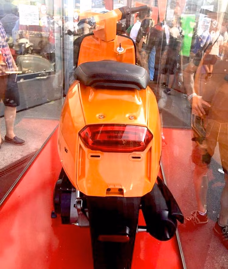 Hiện tại, Lambretta V-Special mới chỉ đang được Innocenti trưng bày tại một số nước và chưa có giá bán. Chiếc xe sẽ chính thức "trình làng" vào nửa cuối năm nay tại thị trường châu Âu.