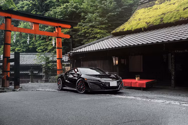 Thay vì hộp số sàn và hệ dẫn động cầu sau của thế hệ đầu, NSX mới được trang bị hệ dẫn động 4 bánh SH-AWD và hộp số ly hợp kép 9 cấp, khiến chiếc xe chỉ mất 2,7 giây để đạt 0-100 km/h và tốc độ tối đa giới hạn điện tử ở 307 km/h.