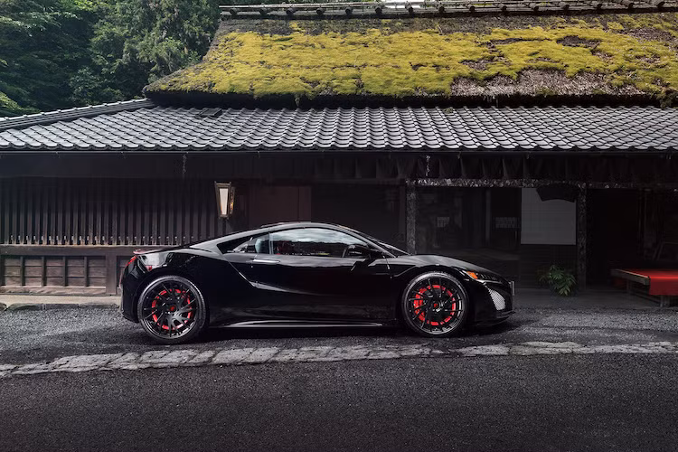 Chính thức được bán ra trong năm 2006, nhưng Honda đã mất tới hơn 4 năm để phát triển nên thế hệ NSX mới. Với thế hệ thứ 2, chiếc xe vẫn giữ nguyên cách bố trí động cơ đặt giữa, nhưng có thiết kế hiện đại và ấn tượng hơn hẳn so với thế hệ đầu tiên đã ra đời từ năm 1990 để cạnh tranh với các siêu xe như Audi R8 hay Lamborghini Huracan.