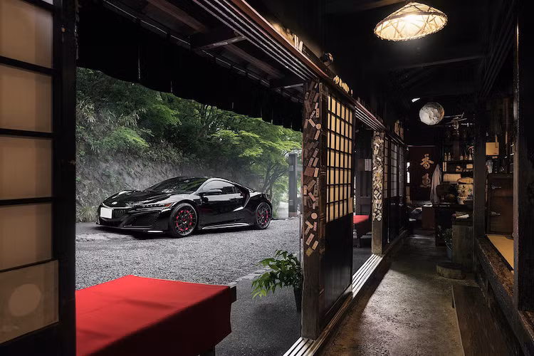 Giống như thế hệ đầu tiên, Acura NSX mới vẫn được trang bị động cơ V6. Tuy nhiên, hệ động lực của xe đã có nhiều thay đổi khi sử dụng máy tăng áp kép có dung tích lớn hơn là 3.5l, đi kèm với 3 mô-tơ điện trợ lực để đạt tổng công suất 573 mã lực và mô-men xoắn cực đại 645 Nm.