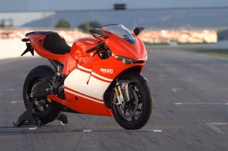 . Desmosedici RR Team Version: Theo dự đoán, Ducati sẽ cho ra mắt siêu môtô mang động cơ V4 hoàn toàn mới vào cuối năm nay. Trước thời điểm đó, chiếc Desmosedici RR Team Version vẫn là siêu môtô tiệm cận nhất với phiên bản đua MotoGP mà khách hàng có thể sở hữu. Ban đầu, Ducati chỉ sản xuất 1.250 chiếc Desmosedici RR Team Version, nhưng phải tăng lên 1.500 chiếc vì nhu cầu rất lớn từ phía khách hàng. Desmosedici RR Team Version sở hữu động cơ Desmodromic V4 989cc tương tự Desmosedici MotoGP.