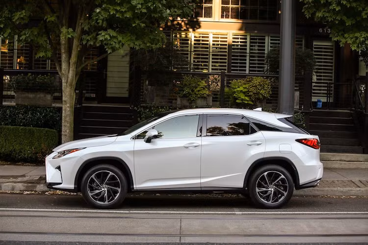 Theo dự đoán, Lexus RX 7 chỗ sẽ có thêm hậu tố "L" sau tên phiên bản (chẳng hạn như Lexus RX350L) để phân biệt với các bản 5 chỗ. Xe sẽ được bán ra tại Nhật vào tháng 1/2018 trước khi tới các thị trường khác.