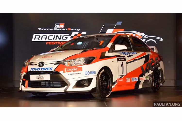 Đúng như tên gọi, toàn bộ 40 chiếc xe tham gia thi đấu đều là Toyota Vios, nhưng đã được "độ" lại thành xe đua bởi bộ phận Gazoo Racing từ Toyota. Dựa trên phiên bản Vios rẻ nhất 1.5J số sàn, những chiếc xe đua tại giải Gazoo Racing Vios Challenge đã được lắp bộ bodykit tùy chọn của chi nhánh độ "cây nhà lá vườn" TRD của Toyota.