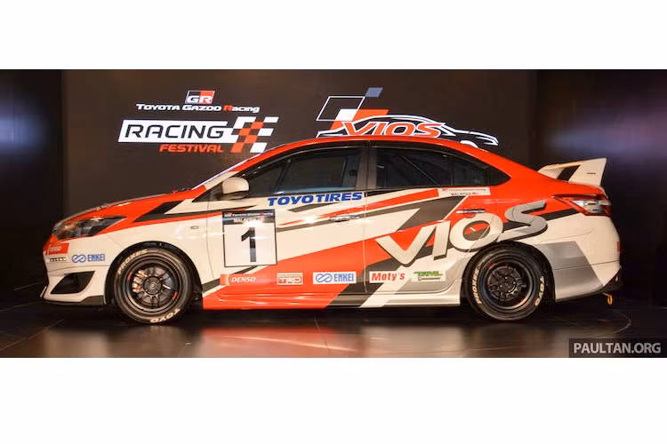 Ở hai bên thân xe, những chiếc xe ôtô đua Vios cũng đã được trang trí bởi dàn tem đấu với thiết kế bắt mắt. Trong khi đó, bộ mâm nguyên bản của chiếc xe cũng đã được thay bằng mâm Enkei 6 cánh kép bằng hợp kim nhôm siêu nhẹ, với đường kính 15 inch. Bọc xung quanh bộ mâm là lốp đua Toyo Proxes bản 195/50 cho cả 4 bánh.