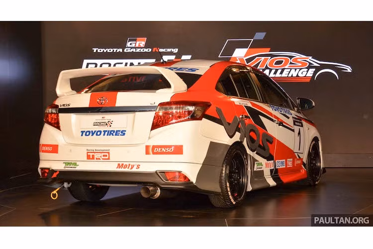 Thay đổi lớn nhất về thiết kế của xe đua Vios Challenge so với phiên bản dân dụng ở ngoại thất là cánh đuôi lớn ở trên nắp khoang hành lý, giúp tăng lực nén thân xe xuống mặt đường ở tốc độ cao. Ở phía sau, chiếc xe còn có hệ thống xả thể thao và móc kéo chuyên dụng bên dưới gầm.