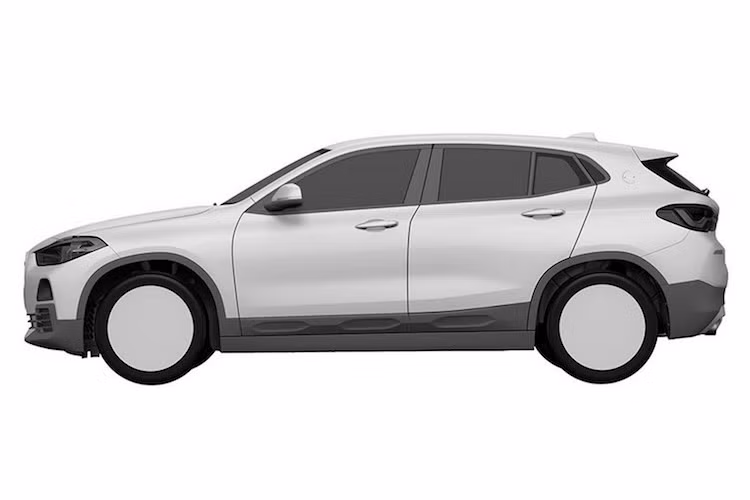 Giống như X3 mới, đường gấp khúc Hofmeister đặc trưng nằm ở cuối cửa kính sau của X2 cũng đã có góc nghiêng thấp hơn so với những dòng xe BMW từ trước tới nay. Đặc biệt, cột C của xe cũng được gắn các logo BMW. Đây là một chi tiết thiết kế được giữ lại từ X2 Concept và gợi nhớ về mẫu coupe BMW E9 - "tiền thân" của 6 Series trong quá khứ.