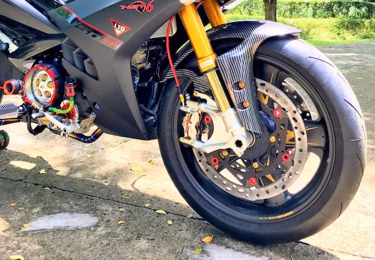 Ở phía trước, chiếc xe đã được trang bị cặp phuộc USD Ohlins, với giá trị lên tới hơn 45 triệu đồng. Cũng giống như chiếc Exciter 135 từng được mệnh danh là "khủng" nhất Việt Nam, bản độ này cũng có mâm Rotobox bằng sợi carbon hơn 100 triệu đồng. Tuy nhiên, hệ thống phanh trước của xe còn "khủng" hơn khi sử dụng heo Brembo GP4RX.