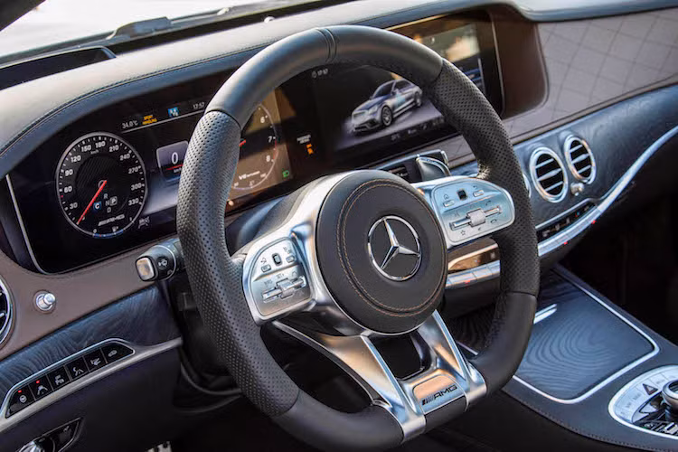 Ở bên trong nội thất, S63 AMG 4MATIC 2018 đều sử dụng tay lái thể thao khác biệt so với các phiên bản S-Class 2018 khác, cùng với bộ pedal và ghế thể thao. Bảng đồng hồ của chiếc xe với 2 màn hình 12,5 inch nằm ngang có thêm menu AMG mới, hiển thị các thông tin khi chiếc xe hoạt động như nhiệt độ nhớt, công suất, mô-men xoắn, áp suất và nhiệt độ lốp...