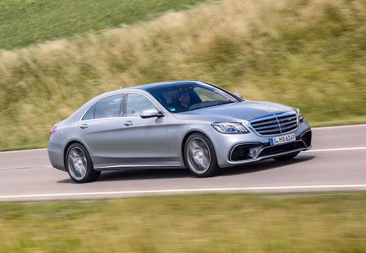 Đây là động cơ hiện đang được Mercedes sử dụng cho toàn bộ các phiên bản AMG 63, cùng với siêu xe AMG GT. Dù có dung tích nhỏ hơn so với động cơ 5.5l V8 nhưng máy 4 lít của S63 AMG mới lại mạnh hơn hẳn so với mức 580 PS của phiên bản cũ. Sức mạnh của động cơ truyền tới 4 bánh xe thông qua hệ thống dẫn động 4 bánh biến thiên 4MATIC+, giúp chiếc xe có thể tăng tốc từ 0-100 km/h chỉ trong 3,5 giây.