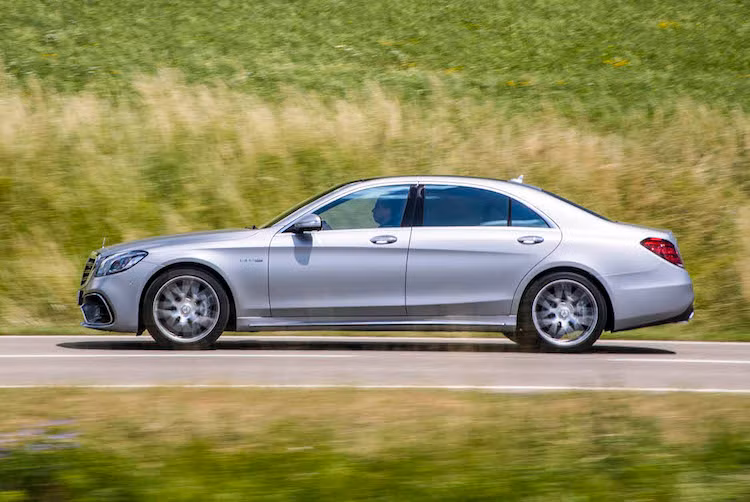 Bên cạnh động cơ mạnh hơn, S63 AMG 4MATIC 2018 cũng được trang bị hàng loạt những cải tiến của bộ phận AMG như hệ thống xả thể thao, hệ thống treo nhạy hơn, tay lái điều chỉnh độ nặng theo tốc độ, hệ thống phanh với trọng lượng giảm tới 20% so với phiên bản thường và hệ thống hỗ trợ "đề pa" RACE START