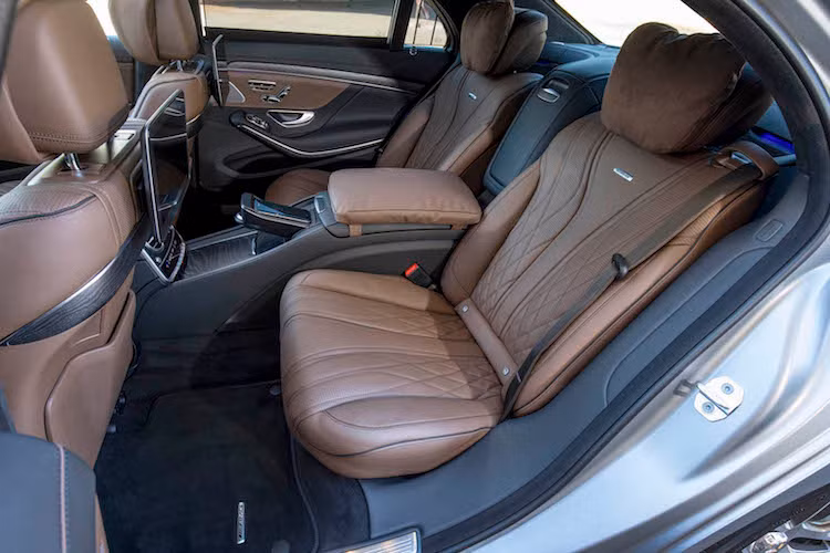 S63 AMG 2018 cũng có tùy chọn hệ thống thư giãn trong cabin ENERGIZING Comfort Control, cùng với đầy đủ các trang bị hỗ trợ người lái mới của phiên bản S-Class 2018. Với chương trình AMG Performance Studio, khách hàng cũng có thể tiếp tục "cá nhân hóa" nội thất của chiếc xe với tùy chọn chất liệu bọc, ốp gỗ thật hoặc sợi carbon trang trí...