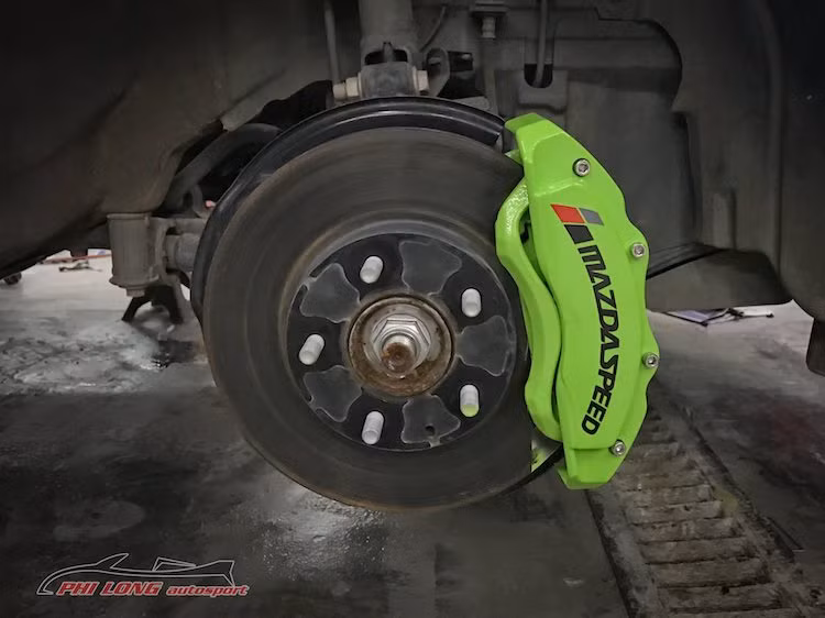 Nằm phía sau bộ mâm. những heo phanh của chiếc xe cũng đã được sơn lại với màu vàng nổi bật và logo thương hiệu Mazdaspeed. Đây là chi nhánh "chuyên trị" xe thể thao của Mazda, tương tự Nismo của Nissan hay TRD của Toyota.