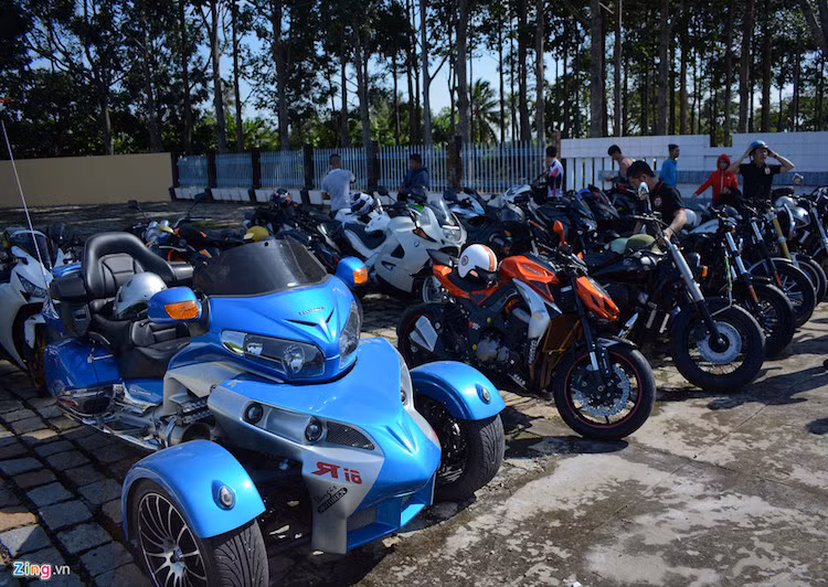 Sáng ngày 23/7, hàng chục chiếc siêu môtô tiền tỷ từ nhiều câu lạc bộ chơi xe ở các tỉnh miền Tây đã có buổi dâng hương tại nghĩa trang liệt sĩ tỉnh Sóc Trăng.