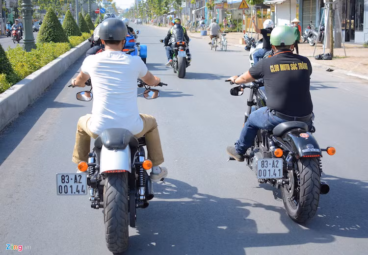 Sau khi tập hợp đủ, đoàn môtô hàng khủng di chuyển đến Trường Quân sự tỉnh Sóc Trăng để trao quà cho các cựu chiến binh có hoàn cảnh khó khăn ở địa phương.