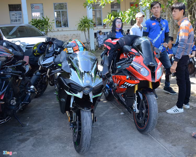 Xuất hiện trong đoàn môtô "khủng" có chiếc Kawasaki H2 trị giá khoảng 1 tỷ đồng và chiếc BMW S1000RR giá hơn 700 triệu đồng.